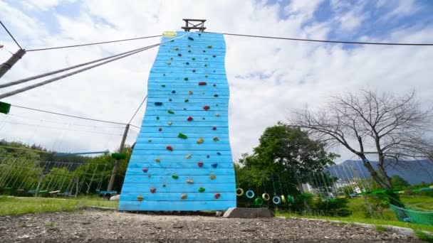 Zaman Atlamalı Açık Tırmanma Merkezinin Duvar Macera Aksiyon Parkta — Stok video