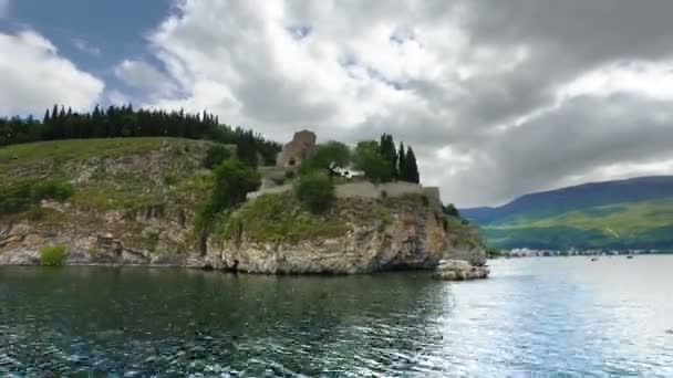 Lapso Tempo Vista Barco Cruzeiro Lago Ohrid Igreja Kaneo Penhasco — Vídeo de Stock