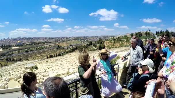 イスラエル エルサレム 2017 オリーブ山からエルサレム都市景観景色眺めて観光客 — ストック動画