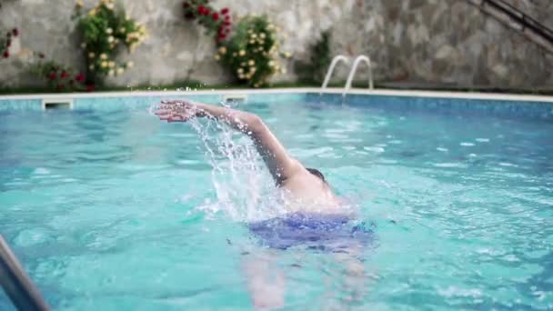 Αργή Κίνηση Του Ανθρώπου Που Κολύμπι Στην Πισίνα Πολυτελές Κατά — Αρχείο Βίντεο