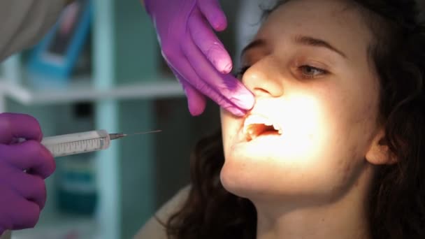 Dentiste Faisant Nettoyage Des Dents Professionnelles Jeune Patiente Cabinet Dentaire — Video