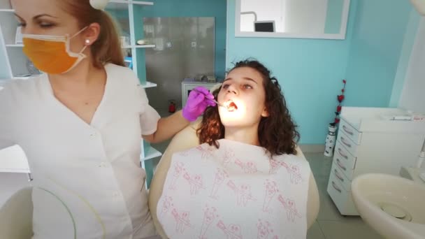 Dentiste Faisant Nettoyage Des Dents Professionnelles Jeune Patiente Cabinet Dentaire — Video