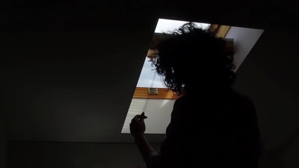 Silhouette Einer Frau Die Dachfenster Schließt — Stockvideo