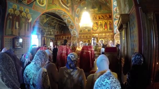 Mensen Interieur Van Vladimirskaya Kerk Xvii Van Saint Optina Pustin — Stockvideo