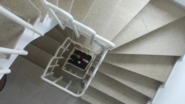 Escaliers Étroits Colimaçon Dans Immeuble Résidentiel — Video