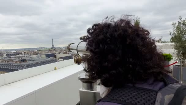 Kobieta Patrząc Krajobraz Paryż Wieży Eiffla Tarasie Galeria Lafayette Monety — Wideo stockowe
