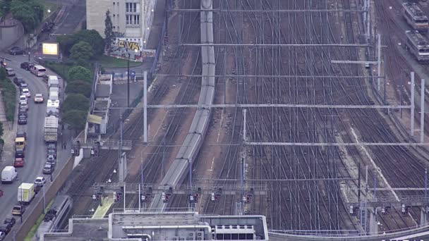 铁路货车在火车站 Gare Vaugirard 的铁轨轨道 — 图库视频影像