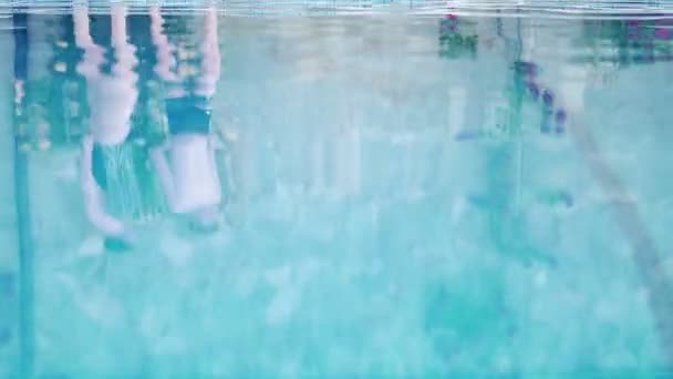 Superficie Dell Acqua Della Piscina Lusso Con Riflessione Sullo Sfondo — Video Stock