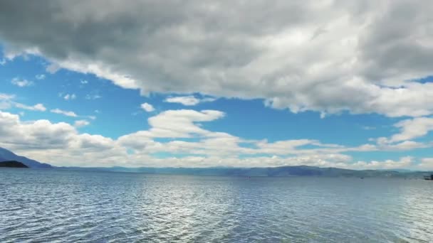 Ohri Gölü Yüzeyine Mavi Gökyüzü Arka Plan Makedonya — Stok video