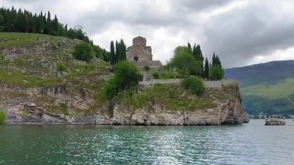 Câmera Lenta Vista Barco Cruzeiro Lago Ohrid Igreja Kaneo Penhasco — Vídeo de Stock