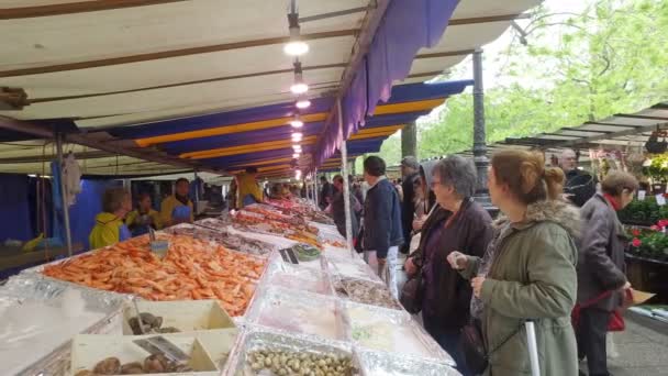 Francie Paříž Cca Květen 2017 Čerstvé Ryby Prodej Nedělní Trh — Stock video