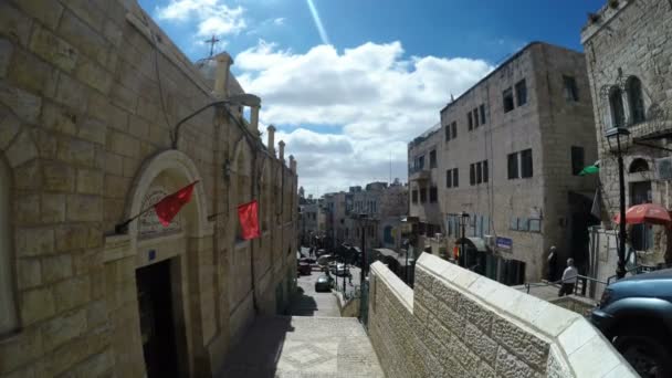 巴勒斯坦 伯利恒 2017年6月 摇摇欲坠的大厦沿 Betlemi 街道在 Kldisubani — 图库视频影像