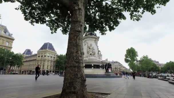 2017年6月 玛丽安青铜雕像在广场中心举行橄榄分支 — 图库视频影像