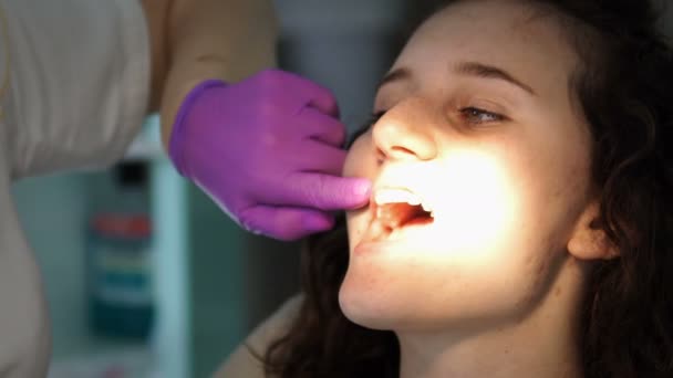Dokonywanie Profesjonalne Czyszczenie Kobiece Młody Pacjent Gabinecie Stomatologicznym Zębów Dentysta — Wideo stockowe