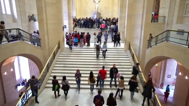 2017年6月 游客在巴黎卢浮宫艺术画廊楼梯上的慢动作 — 图库视频影像