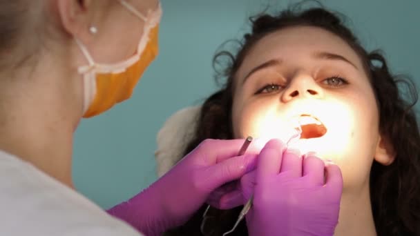 Zahnarzt Macht Professionelle Zahnreinigung Weibliche Junge Patientin Zahnarztpraxis — Stockvideo