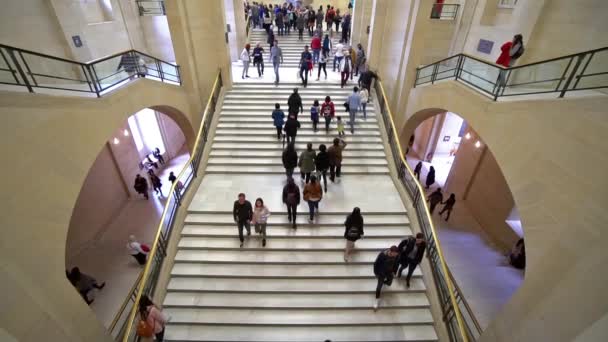Франция Париж Июнь 2017 Года Медленное Движение Туристов Лестнице Художественной — стоковое видео
