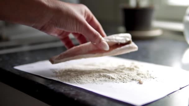在三文鱼鱼片上施用盐和面粉的妇女 — 图库视频影像