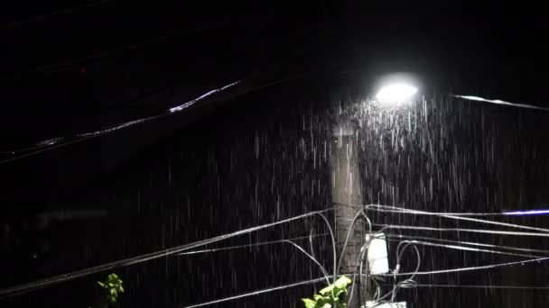 Post Van Licht Bij Nacht Tijdens Regen Storm — Stockvideo