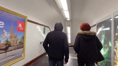 Paris, Fransa - Mayıs, 2017 yaklaşık: Paris metro tüneli'nde yürüyüş insanlar