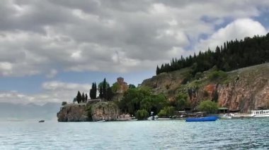 Ohri Gölü ve St Kaneo Kilisesi cliff üzerinde seyir tekneden görünümünün zaman atlamalı 