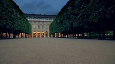 Place Royale, Paris Marais semtinde yer alan, önemli simgesel yapı