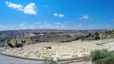 İsrail, Jerusalem - Jun, 2017 yaklaşık: Jerusalem cityscape manzaraya Zeytin Dağı arıyor turistler 