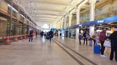 Paris, Fransa, Mayıs, 2017 yaklaşık: yolcu giriş holü tren hareket istasyonu Gare de Lyon de Paris