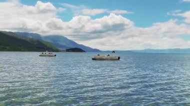 Ohrid, Makedonya - Jun, 2017 yaklaşık: ağır çekim turist Ohri Gölü üzerinde mavi gökyüzü arka plan üzerinde tekne  
