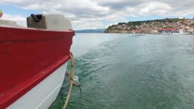 Ohri Gölü manzaralı şehir ve arka plan limanda seyir teknenin Backview