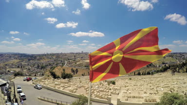 Jerusalem, İsrail - Jun, 2017 yaklaşık: Makedon bayrak salla görünümü Kudüs eski şehir ve Temple Mount, kaya ve Mount of Olives Kudüs İsrail'in Al Aqsa Camii kubbe üzerinde