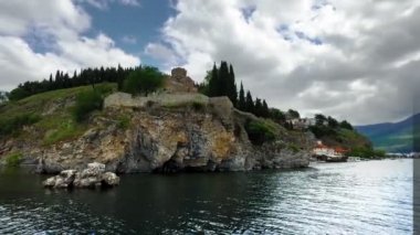 Ohri Gölü ve St Kaneo Kilisesi cliff üzerinde seyir tekneden görünümünün zaman atlamalı 