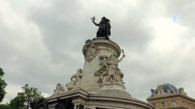 Paris, Fransa - Haziran 2017 yaklaşık: Bronz heykeli Marianne holding zeytin dalı