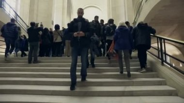 Fransa, Paris - Jun, 2017 yaklaşık: Paris Louvre Müzesi Sanat Galerisi merdivenlerde turist