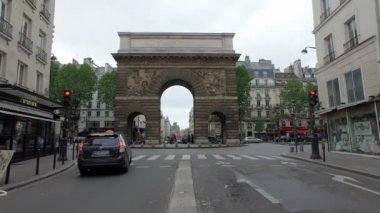 Fransa, Paris - Mayıs, 2017 yaklaşık: yoğun trafik ile Porte Saint Martin görünümü meşgul insanlar ve turistler Paris'in merkezindeki ünlü cadde üzerinde erken sabah