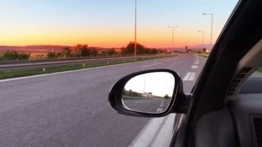 Gün batımı arka plan üzerinde trafik koniler ile boş yolda sürücü