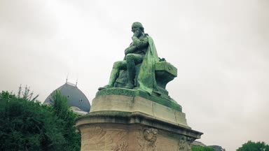 Fransa, Paris - Mayıs, 2017 yaklaşık: sinema steadicam atış Paris, Jardin des Plantes, Doğal Tarih Müzesi ve bulutlu bahar günü ziyaretçi