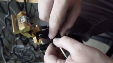 Fiber optik kablo operatörü iş splice makine üzerinde