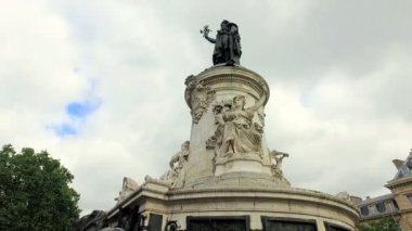 Paris, Fransa - Haziran 2017 yaklaşık: Bronz heykeli Marianne holding zeytin dalı