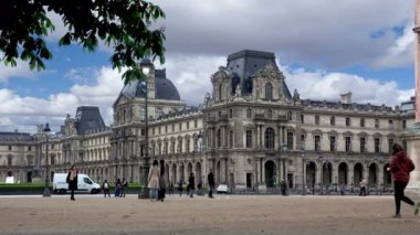Fransa, Paris - Haziran, 2017 yaklaşık: taşıma kare Place du atlıkarınca Kraliyet Sarayı doğru Louvre Musée du Louvre yakınındaki trafik