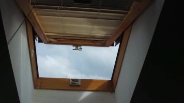 Mavi bulutlu gökyüzü arka plan açık çatı penceresi 