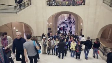 Fransa, Paris - Jun, 2017 yaklaşık: Paris Louvre Müzesi Sanat Galerisi merdivenlerde turist