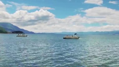 Ohrid, Makedonya - Jun, 2017 yaklaşık: Ohri Gölü üzerinde mavi gökyüzü arka plan üzerinde turist teknenin zaman atlamalı  