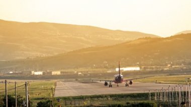 Uçağı buraya gelen kaçak güneş doğarken kalkıyor Timelapse