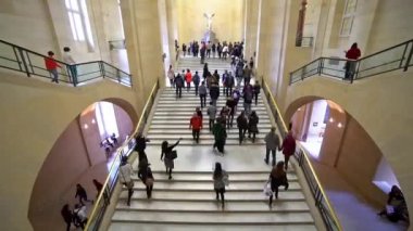 Fransa, Paris - Jun, 2017 yaklaşık: zaman atlamalı turist Paris Louvre Müzesi Sanat Galerisi merdivenlerde
