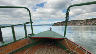 Turistik tekne sakin su yüzeyine seyir