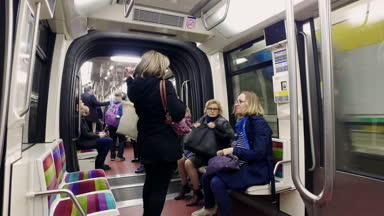 Fransa, Paris - Mayıs, 2017 yaklaşık: turist hızlı hareketli metro tren araba Paris Metro