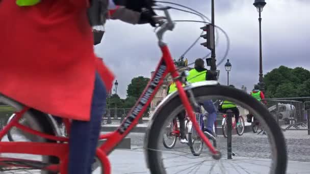 Tourists Group Tour Ride Bicycles Louvre Paris Arc Triomphe Carrousel — Stock Video