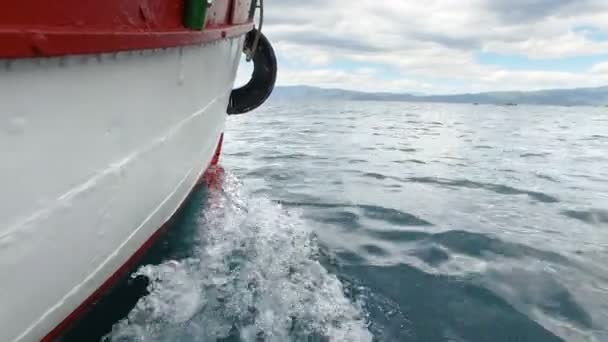 Τουριστικό Σκάφος Κρουαζιέρας Ήρεμο Νερό Επιφάνεια — Αρχείο Βίντεο