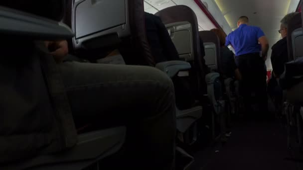 2017年5月 机舱乘员组在供应饮料和食物的飞机上 — 图库视频影像
